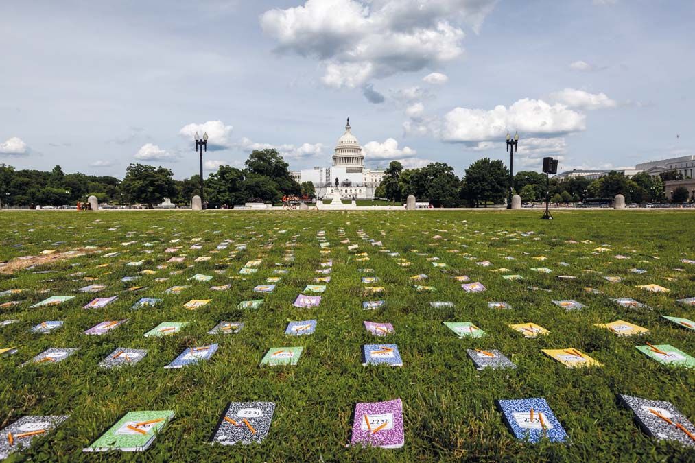 A több ezer megölt gyermekre emlékeztető, füzetekből készült installáció Washingtonban, a Capitolium előtt június 10-én<br>Fotó: AFP / NURPHOTO / ALLISON BAILEY