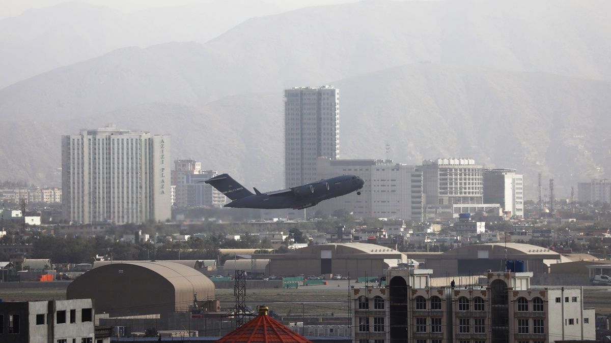 Menekülés: katonai gép száll fel Kabulból 2021. augusztus 23-án. (MTI/EPA)