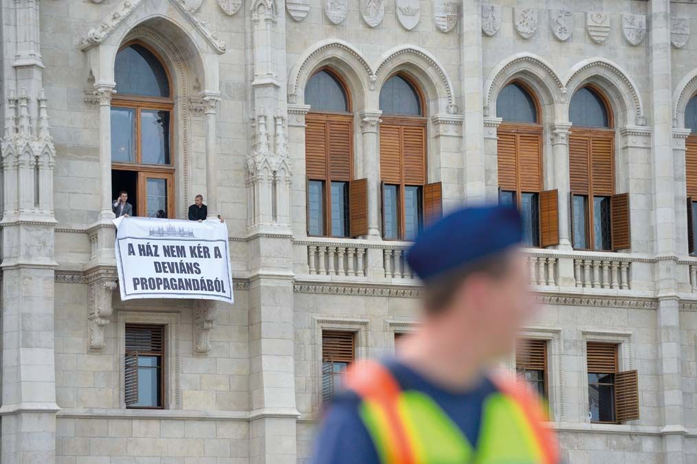 Jobbikos közelmúlt. Novák Előd alelnök és segítője A Ház nem kér a deviáns propagandából feliratú molinót helyez  el az Országház egyik erkélyén a 2014-es Budapest Pride felvonulás előtt. <br> Fotó: MTI / Koszticsák Szilárd