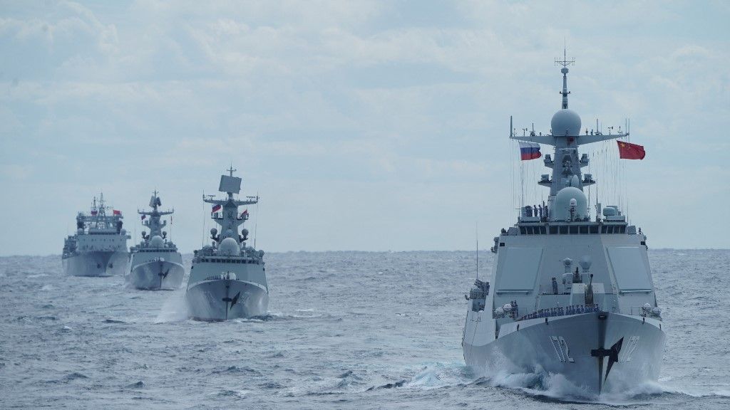 Kínai hadihajók tartanak egy kínai–orosz közös hadgyakorlatra. Fotó: SUN JINGANG / XINHUA / XINHUA VIA AFP