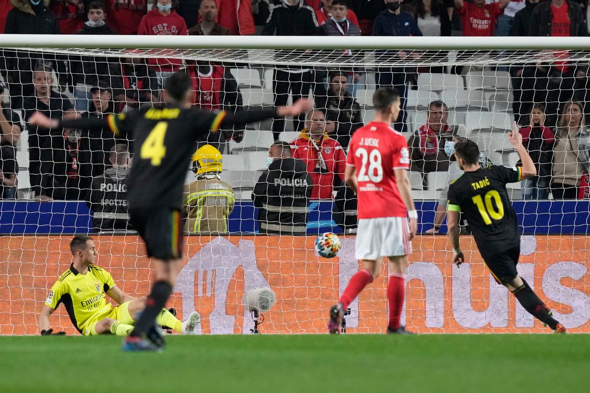 Sebastien Haller, az Ajax Amsterdam játékosa három perccel öngólja után a Benfica kapujába is betalált. Fotó: MTI/AP/Armando Franca