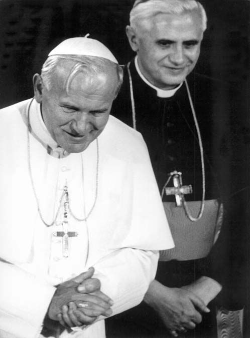 II. János Pál pápa Joseph Ratzinger müncheni érsekkel 1980-ban <br> Fotó: AFP / DPA / FRANK LEONHARDT