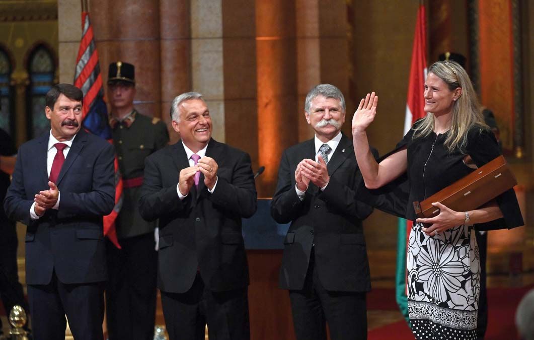 Francia Zsuzsanna, miután átvette az édesanyjának odaítélt Széchenyi-díjat az Országházban 2021. augusztus 20-án. <br> Fotó: MTI / Illyés Tibor