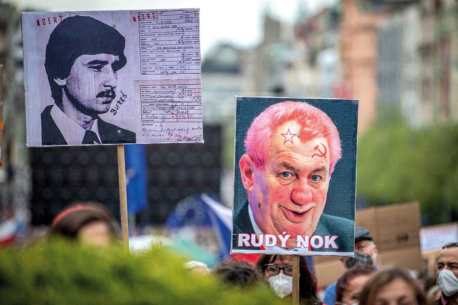 Népszerűen népszerűtlenek – Andrej Babiš és Miloš Zeman ellen tüntetők 2021 áprilisában <br> Fotó: Lukas Kabon/Anadolu Agency