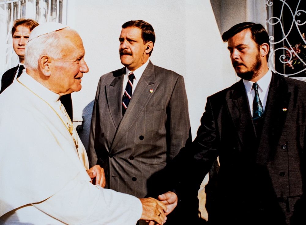 II. János Pál pápa ajándékkal is meglepte Podoski Gábort, aki az egyházfő testőre volt (a képen jobbra)