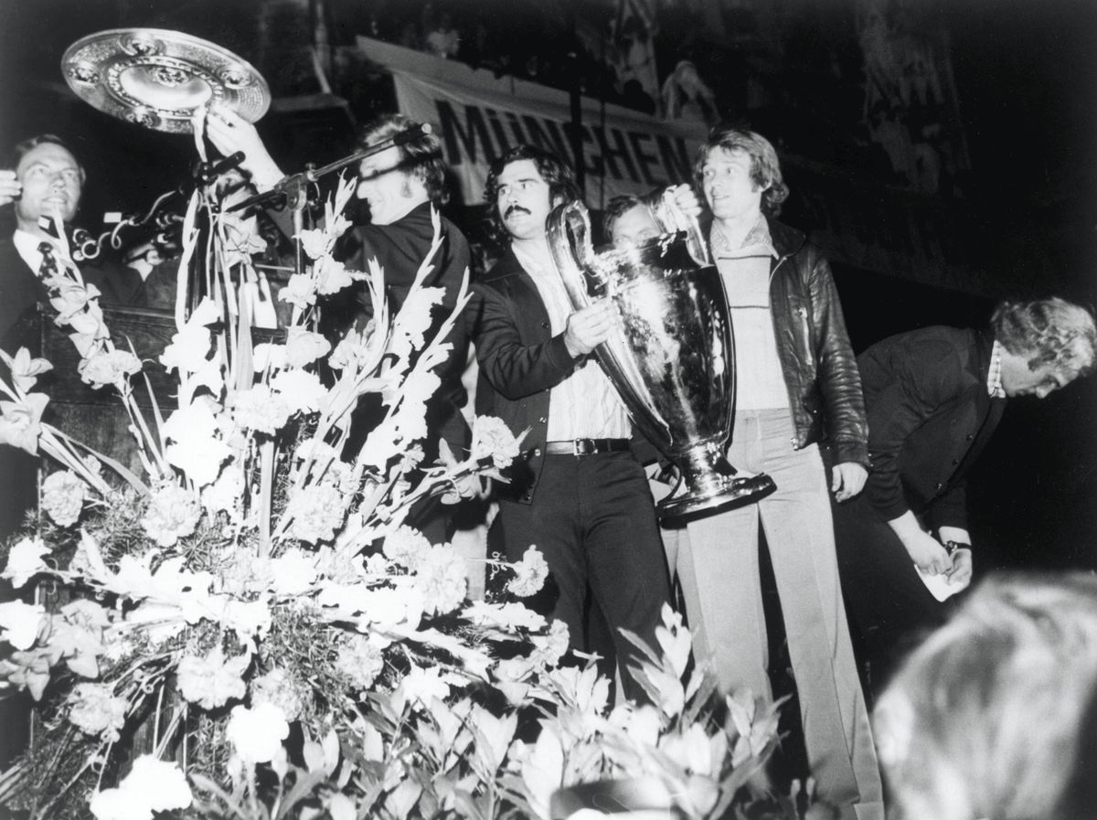 Georg Kronawitter, München egykori polgármestere köszönti a Bayern München focistáit, akik az 1973-74-es szezonban előbb őszi bajnokok lettek, majd megnyerték az aranyérmet a hazai pontvadászatban és a Bajnokcsapatok Európa-kupájában is. Fotó: MTI/NSZK