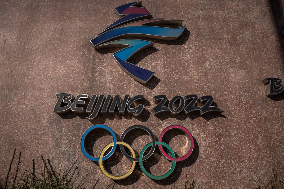 A 2022-es pekingi téli olimpia emblémája az eseményt előkészítő bizottság pekingi székházának közelében, a Soukang Parkban 2021. december elsején. Fotó: MTI/EPA/Roman Pilipej