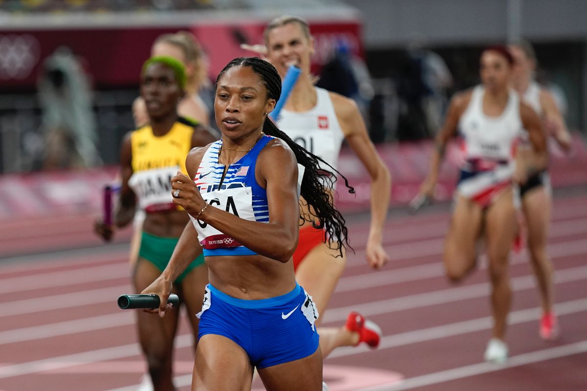 Allyson Felix, a későbbi győztes amerikai csapat tagja a tokiói nyári olimpia női 4 x 400 méteres váltófutásának döntőjében az Olimpiai Stadionban 2021. augusztus 7-én. Fotó: MTI/AP/David J. Phillip
