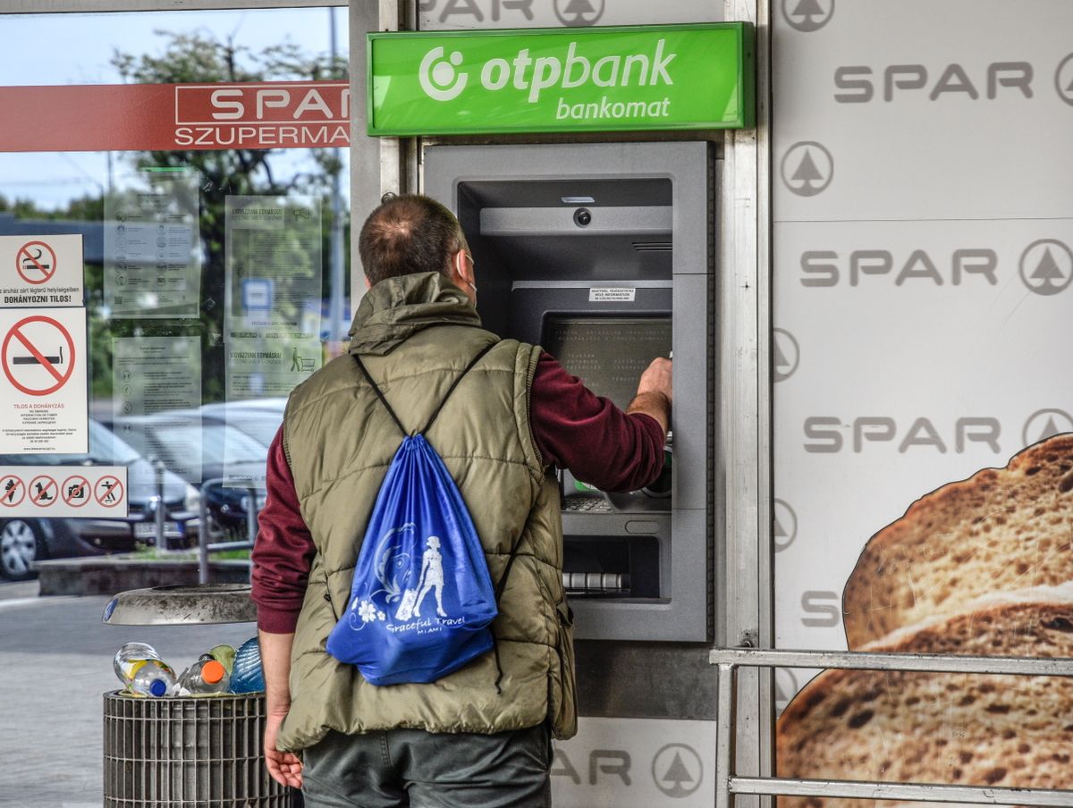 Egy ügyfél készpénzt vesz fel egy kőbányai ATM-nél. Ha egyszer bevezetik a digitális forintot, erre már nem igen lesz szükség. (Fotó: MTVA/Bizományosi: Róka László)