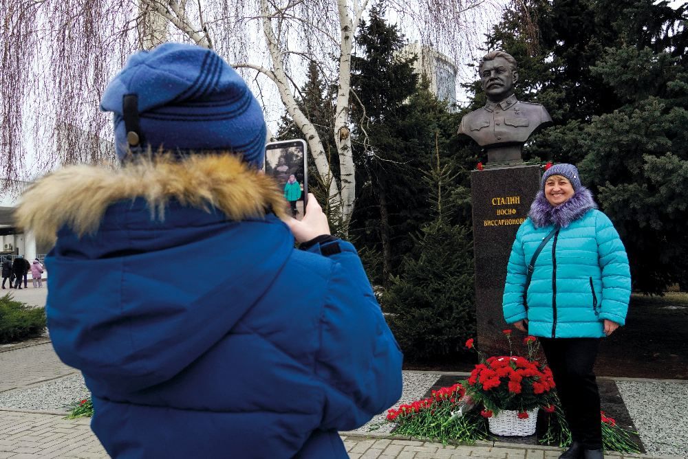 Sztálin újonnan átadott szobránál fotózkodó orosz nők Volgográdban február 1-jén <br> Fotó: AFP/Stringer