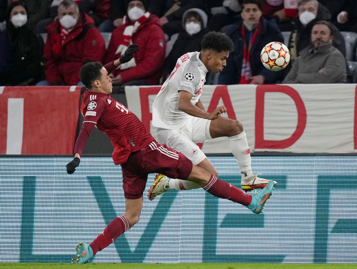 Jamal Musiala, a Bayern München (b) és Karim Adeyemi, a Salzburg játékosa. Fotó: MTI/AP/Matthias Schrader