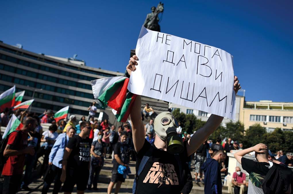 „Nem kapok levegőt” feliratú táblát tart egy fiatal kormányellenes tüntető a szófiai parlament előtt 2020. július 20-án. Több száz tiltakozó követelte Bojko Boriszov bolgár miniszterelnök és  kormánya lemondását.<br>Fotó: MTI / EPA / Vaszil Donev