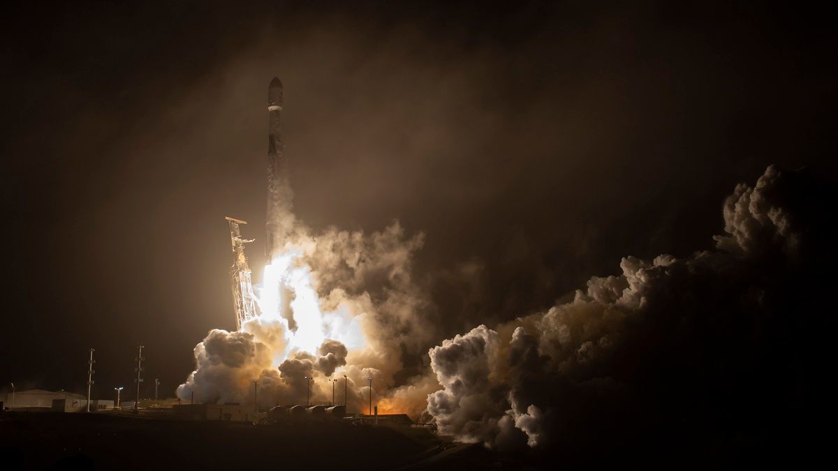 Fellövik a SpaceX amerikai űrkutatási magánvállalat Falcon 9-es hordozórakétáját a Vandenberg légi támaszpontról 2021. november 23-án. MTI/EPA/NASA/Bill Ingalls