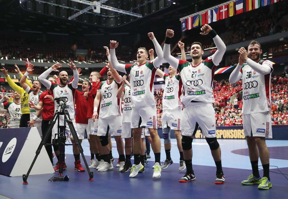 A magyar válogatott játékosai az Európa-bajnokságon aratott, Izland elleni győzelem után.<br>