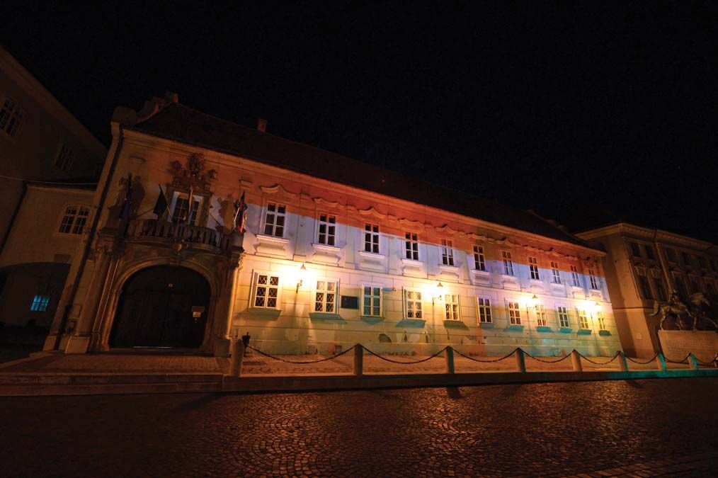 Ilyen díszkivilágítást valószínűleg egy darabig nem látunk Székesfehérváron <br> Fotó: MTI / Vasvári Tamás  
