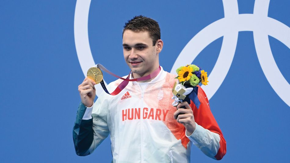 Az aranyérmes Milák Kristóf a 200 méteres férfi-pillangóúszás eredményhirdetésén júliusban <br> Fotó: MTI / Kovács Tamás