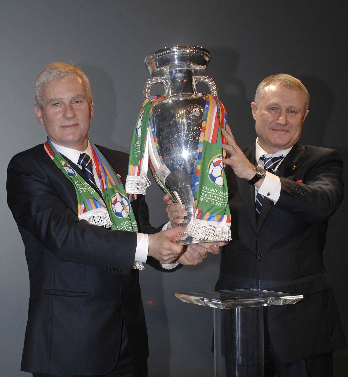 MichalListkiewicz (balra) még a Lengyel Labdarúgó Szövetség elnökeként, amikor eldőlt, hogy Ukrajnával közösen rendezhetnek Európa-bajnokságot Fotó:Neil Munns/ AFP