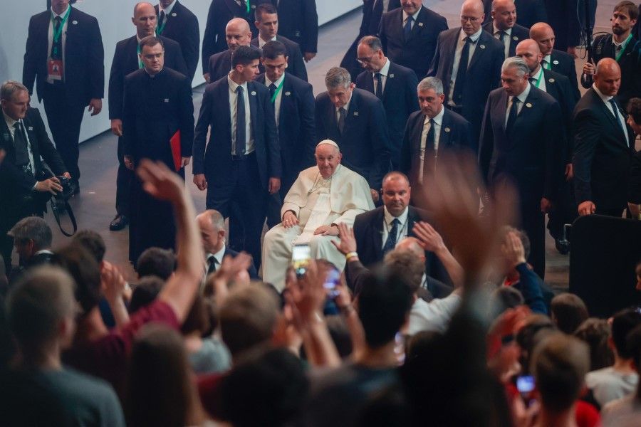 Ferenc pápát alig akarták elengedni a fiatalok. Fotó: Mandiner/Ficsor Márton