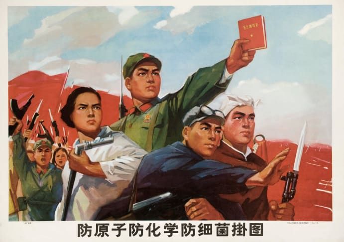 Propagandaplakáton a Népi Felszabadító Hadsereg katonája látható, kezében Mao Zedong „Kis Vörös Könyvével”. 