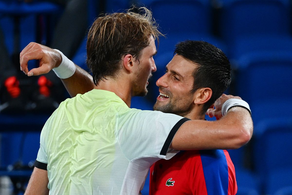 Novak Djokovics (jobbra) és legyőzője, Alexander Zverev az elődöntő után, a kölcsönös tisztelet jegyében. Fotó: Vincenzo Pinto / AFP