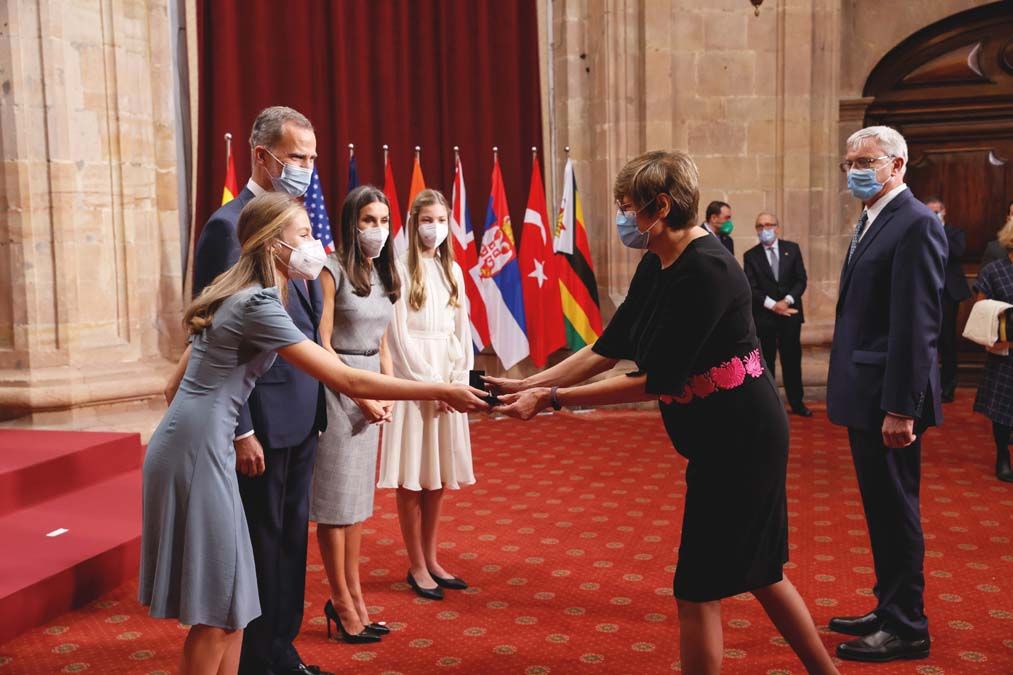 I. Fülöp spanyol  király és felesége, Letícia királyné átadja a 2021-es Asztúria hercegnője díjat Karikó Katalinnak Oviedóban október 22-én. <br> Fotó: MTI / EPA / EFE / Ballesteros