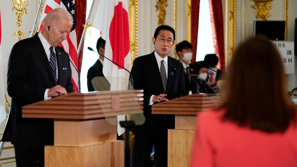 Joe Biden amerikai elnök és Kisida Fumio japán miniszterelnök közös sajtótájékoztatója a tokiói Akaszaka-palotában 2022. május 23-án. MTI/AP/Evan Vucci