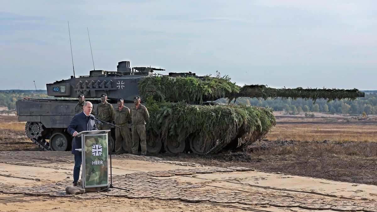 Scholz német kancellár, háttérben egy Leopard 2-vel 2022 októberében (Ronny Hartmann / AFP)