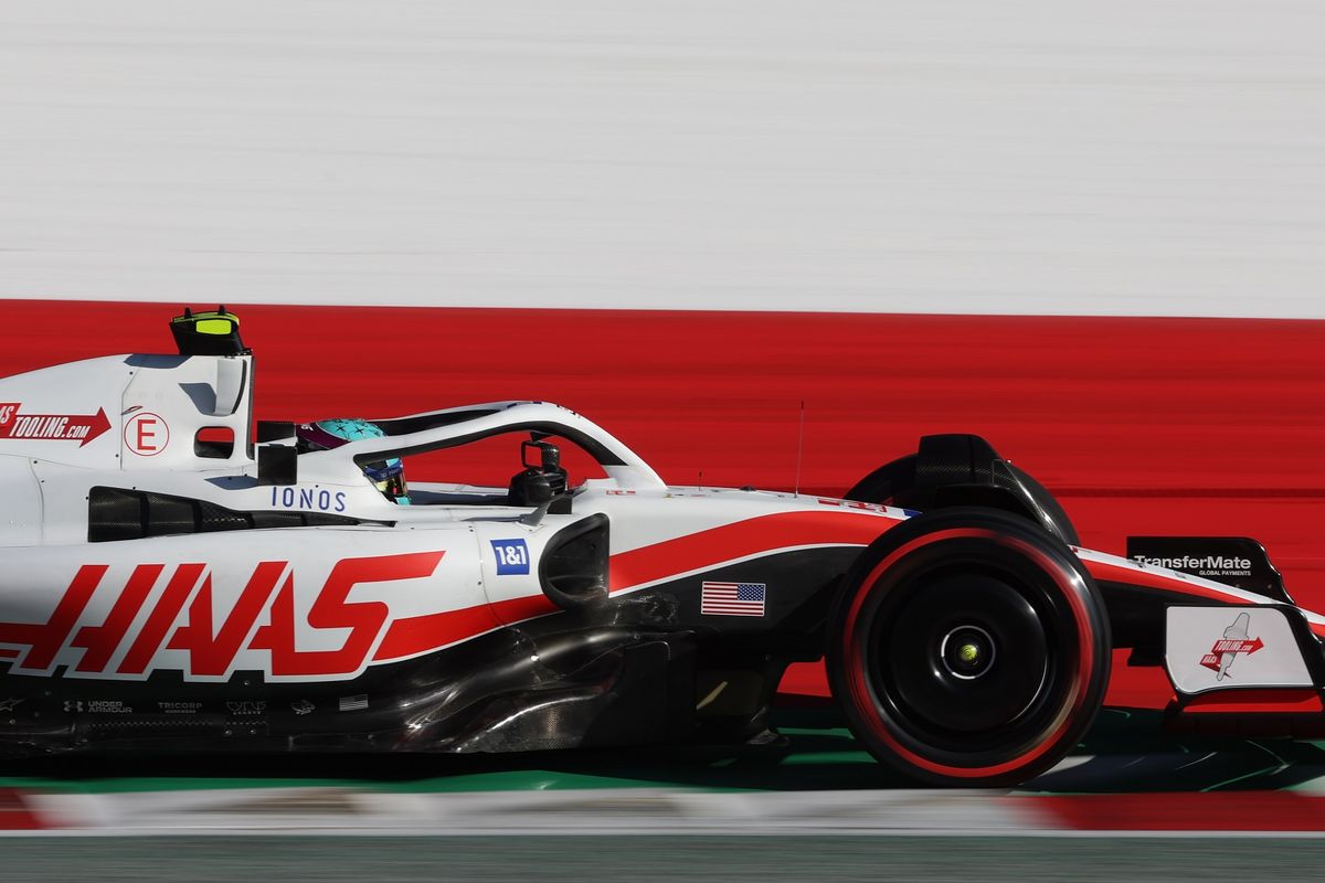 Mick Schumacher sokáig maga mögött tartotta Hamiltont. Fotó: Haas F1 Team