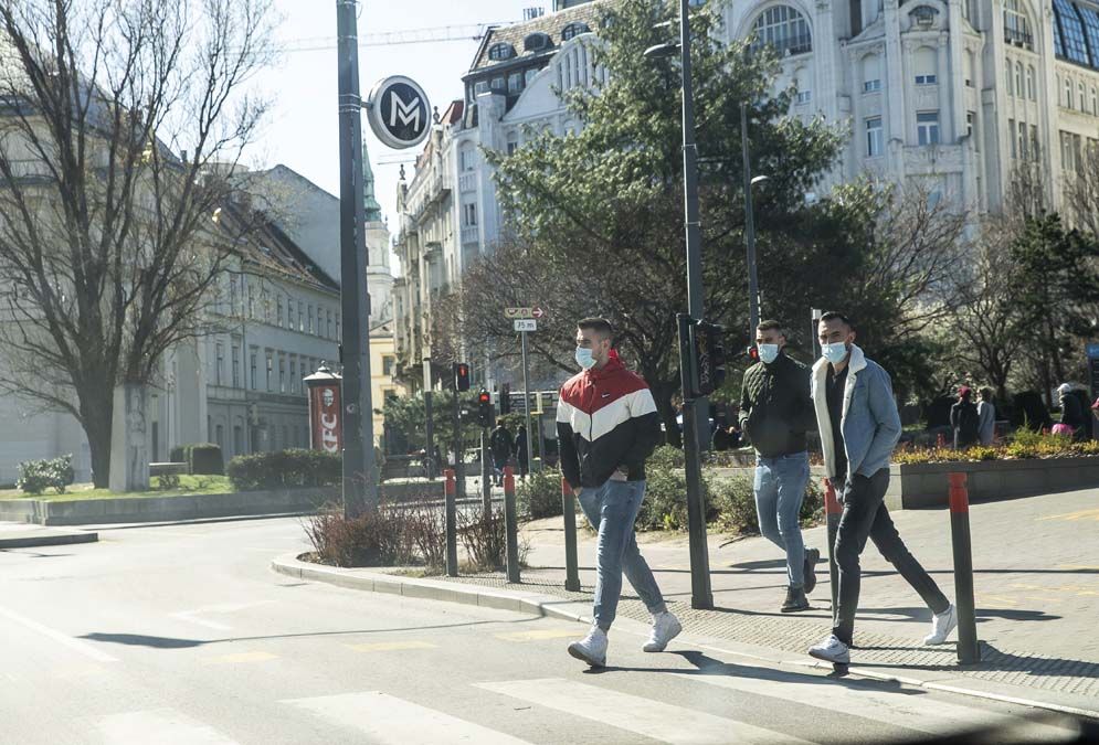 Maszkos járókelők Budapest utcáin. A járvány elharapózása jelentős mértékben múlik azon, hogy most,  a csoportos megbetegedések fázisában mennyire tartják be  az emberek a karanténkorlátozásokat.<br>Fotó: AFP / KURUCZ ÁRPÁD