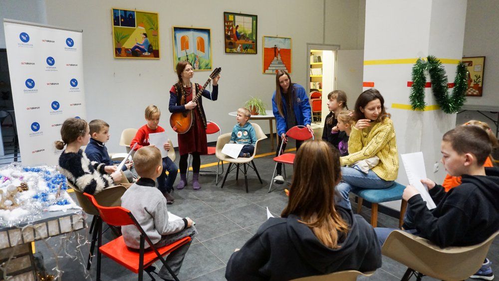 Lviv - pszichoszociális segítségnyújtás, zeneterápia a menekültszálláson, ünnepség 2022 karácsonyán az Ökumenikus Segélyszervezet szervezésében