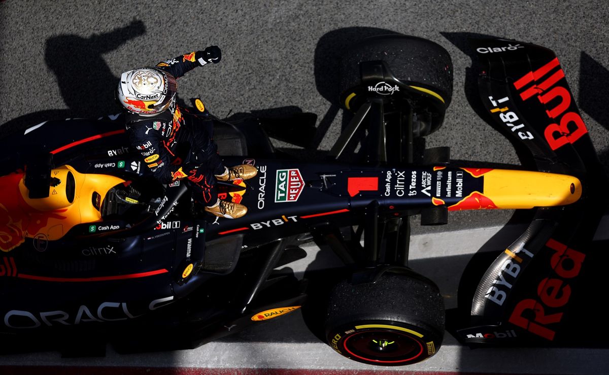 A győztes Verstappen autóján ünnepel. Fotó: Lars Baron/Getty Images/Red Bull Content Pool