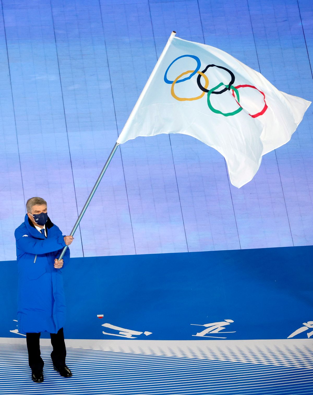 Thomas Bach, a Nemzetközi Olimpiai Bizottság (NOB) elnöke az olimpiai zászlóval a 2022-es pekingi téli olimpia záróünnepségén a pekingi Nemzeti Stadionban 2022. február 20-án. Fotó: MTI/EPA/Hou Hvi Jung