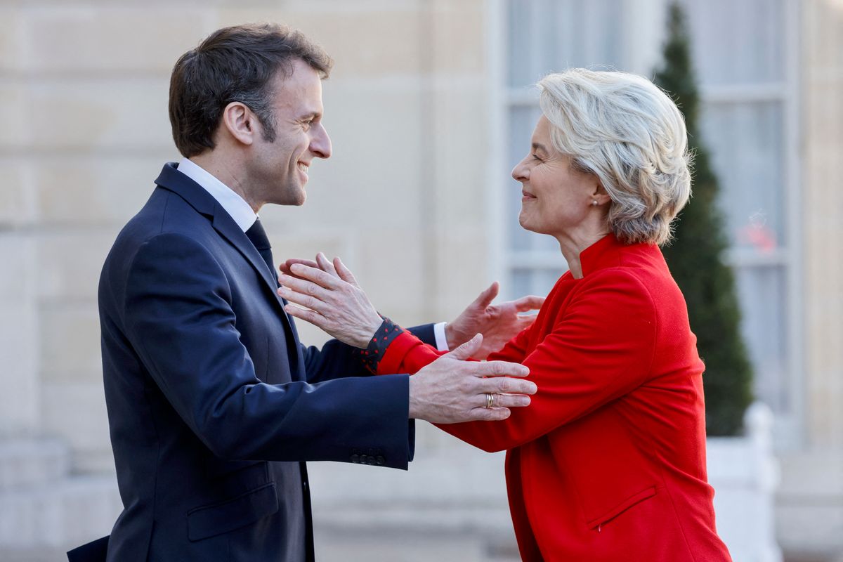 Emmanuel Macron és Ursula von der Leyen egyeztetése április 3-án a párizsi Elysee Palotában   (forrás: Ludovic MARIN / AFP)