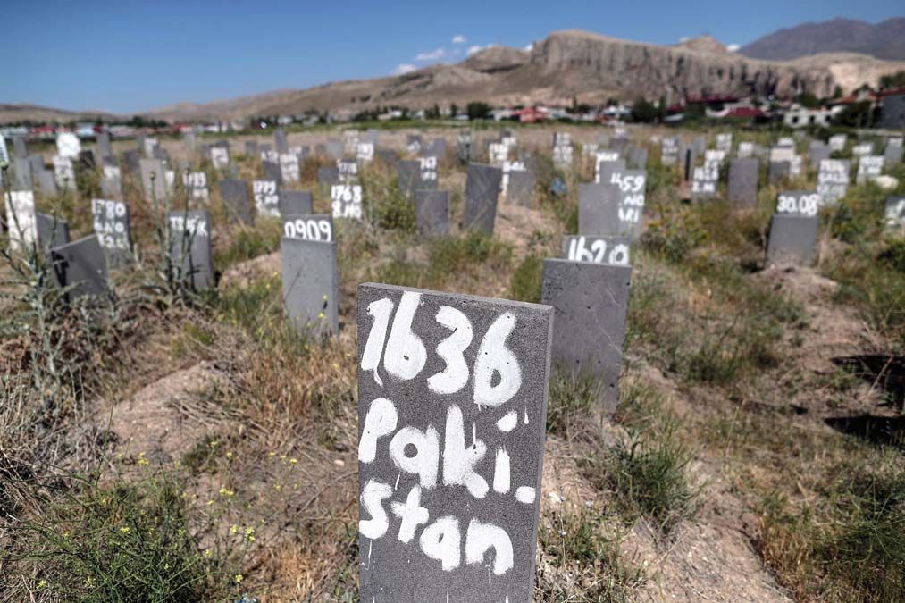 Illegális határátlépés közben életüket vesztő migránsok sírkövei egy nem hivatalos temetőben a kelet-törökországi Van város közelében. <br> Fotó: MTI / EPA / Sedat Suna