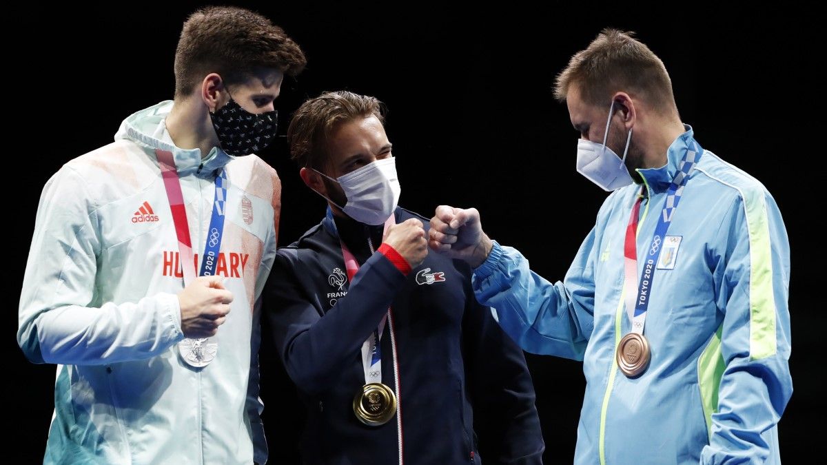 Az aranyérmes francia Romain Cannone, az ezüstérmes Siklósi Gergely és a bronzérmes ukrán Igor Reizlin a férfi párbajtőrözők egyéni versenyének eredményhirdetésén tokiói olimpián. MTI/EPA/Ota Kijosi