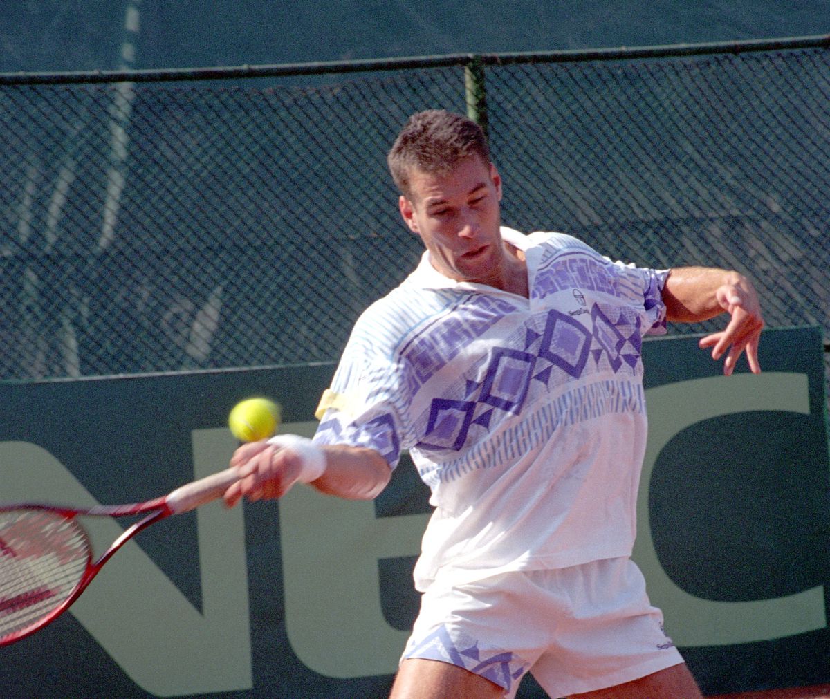 Magyarország – Argentína tenisz Davis-kupa mérkőzés első napja a Margitszigeten 1993. szeptember 24-én. Noszály Sándor győz az első mérkőzésen Perez Roldan ellen. MTI Fotó: Németh Ferenc