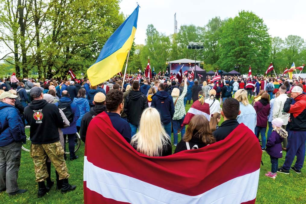 Rigai tüntetés a szovjet emlékművek elbontásáért május 20-án <br> Fotó: AFP / Gints Ivuskans