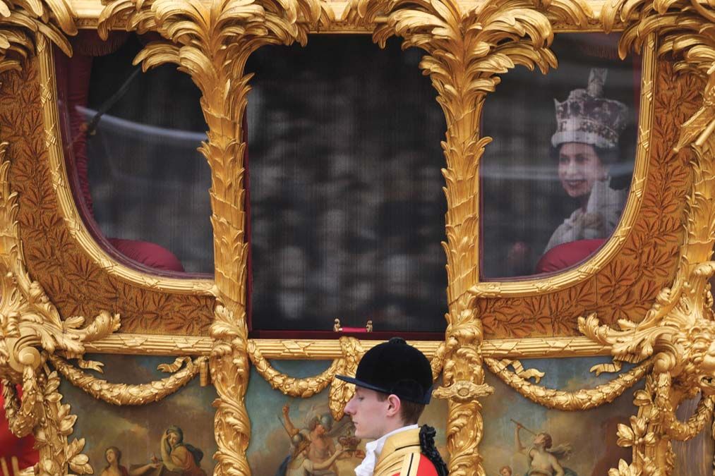II. Erzsébet hologramja a királyi család aranyhintójában trónra lépésének hetvenedik évfordulója alkalmából június 5-én Londonban <br> Fotó: AFP / Frank Augstein / POOL  