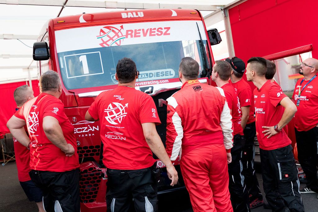 A képen: A Révész Team szakemberi. Fotó: Révész Racing Media