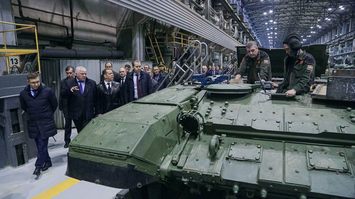 Dmitrij Medvegyev, az orosz biztonsági tanács elnökhelyettese az UralVagonZavod orosz hadiipari vállalat Nyizsnij Tagil-i gyárában tett látogatásán 2022. október 24-én, az Ukrajna elleni orosz háború alatt. MTI/EPA/Szputnyik