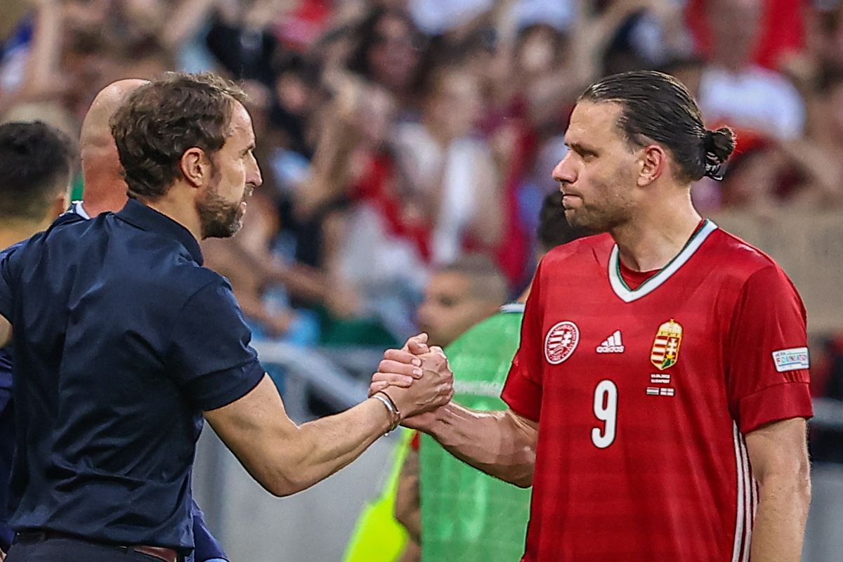 A képen: A Nemzetek Ligája nyitómérkőzésén, a magyar-angolon, Szalay Ádám és Gareth Southgate fog kezet egymással. Fotó: Trenka Attila/Mandiner
