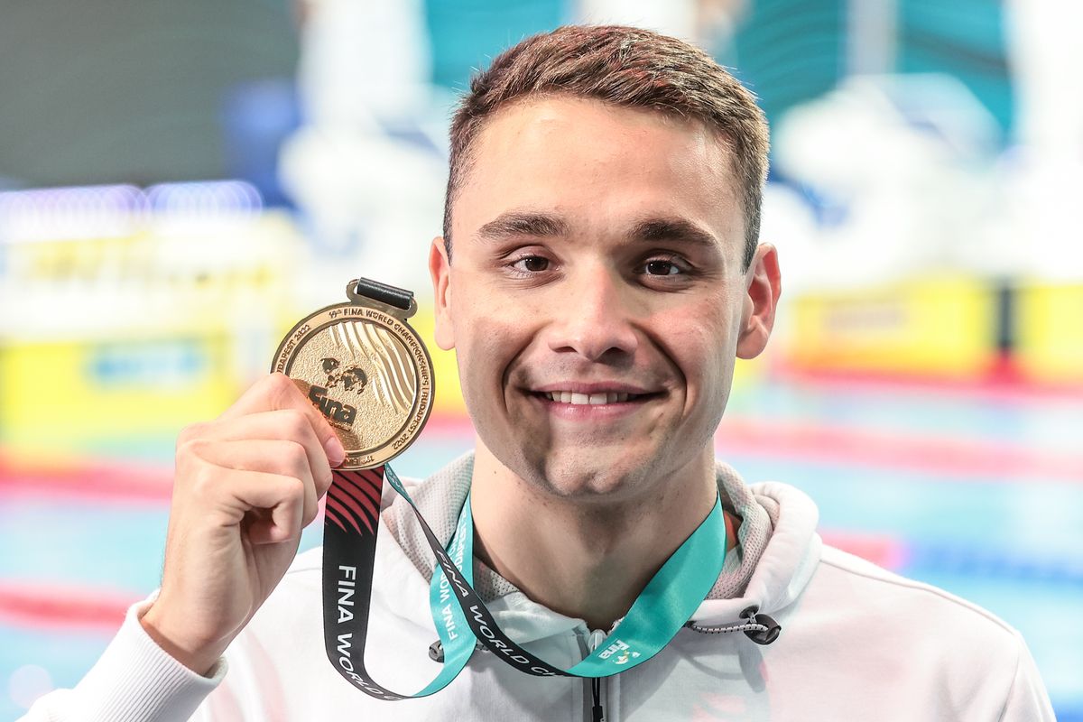 Milák Kristóf a 100 méteres pillangóúszásban nyert világbajnoki aranyérmét ünnepli a hazai rendezésű vizes vb-n a Duna Arénában. Fotó: Trenka Attila