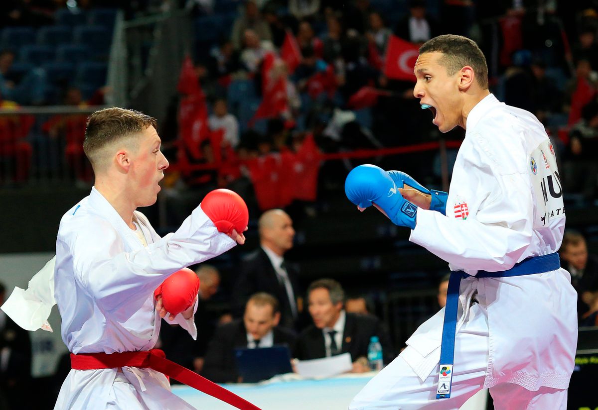 A képen jobbra: A magyar Tadissi Martial (j) és az olasz Gianluca De Vivo az isztambuli karate Európa-bajnokságon 2015-ben. (MTI/Anadolu/Isa Terli)