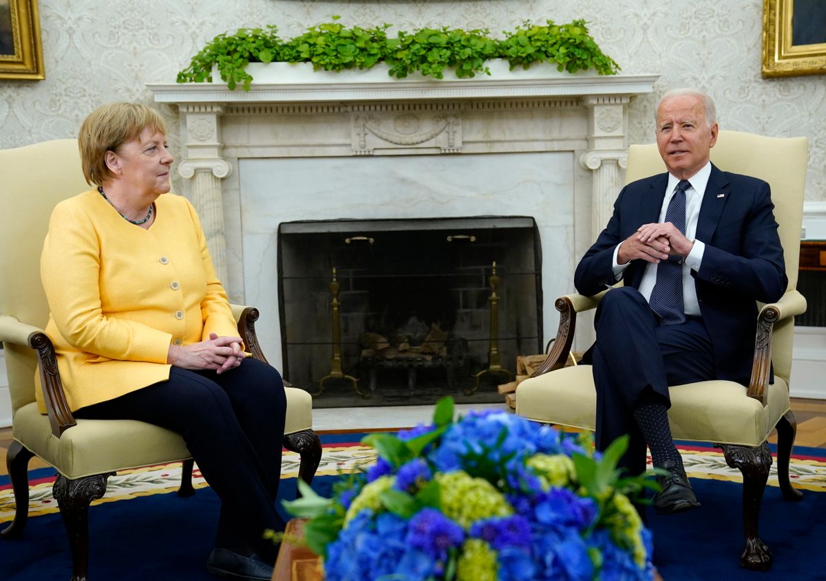 Joe Biden amerikai elnök (j) fogadja Angela Merkel német kancellárt a washingtoni Fehér Ház Ovális irodájában 2021. július 15-én. (MTI/AP/Evan Vucci)