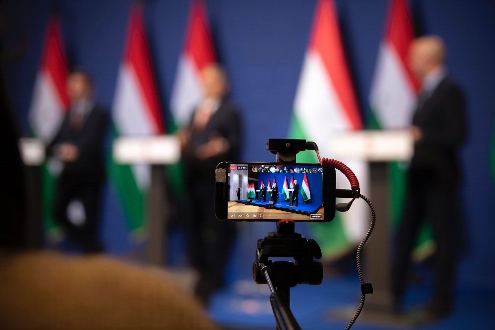 A Miniszterelnöki Sajtóiroda által közreadott képen mobiltelefonos élő kép Orbán Viktor miniszterelnök (k) Kormányinfó sajtótájékoztatóján a Karmelita kolostorban 2021. december 21-én. Fotó: MT/Miniszterelnöki Sajtóiroda/Benko Vivien Cher
