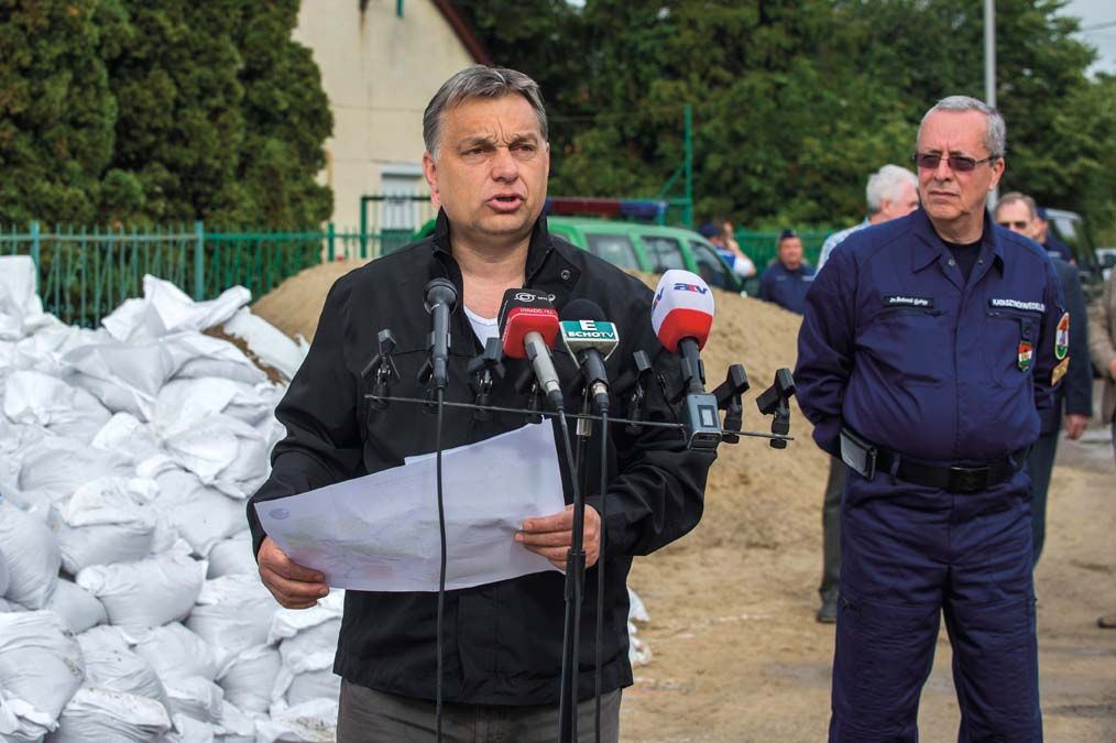 Orbán Viktor sajtótájékoztatót tart az országos árvízhelyzetről és a védekezésről 2013. június 11-én Tökölön.<br>Fotó: MTI / Illyés Tibor