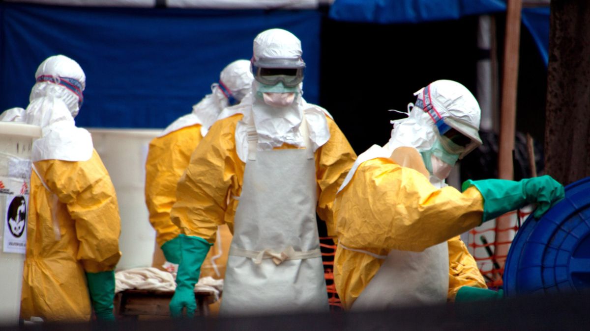 Az ebolajárvány miatt védőruhát viselő egészségügyi dolgozók a guineai fővárosban, Conakryban 2014. november 3-án. (MTI/EPA/Kirstin Palitza)