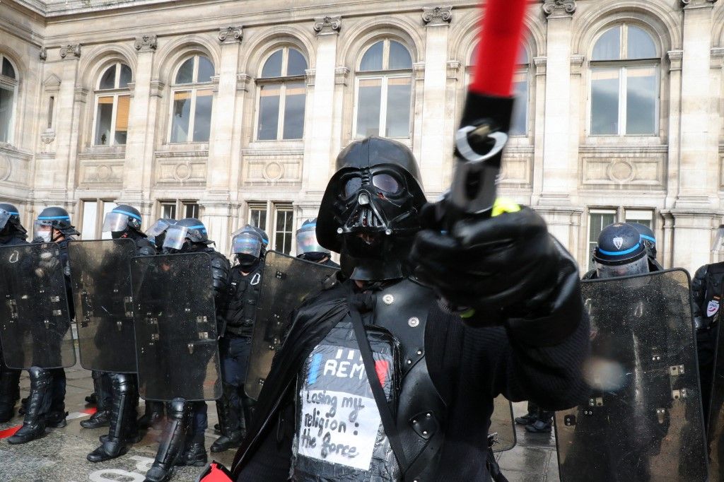Párizsban még Darth Vader is kiment tüntetni az új szabályok ellen. Fotó: Alaattin Dogru / ANADOLU AGENCY / Anadolu Agency via AFP
