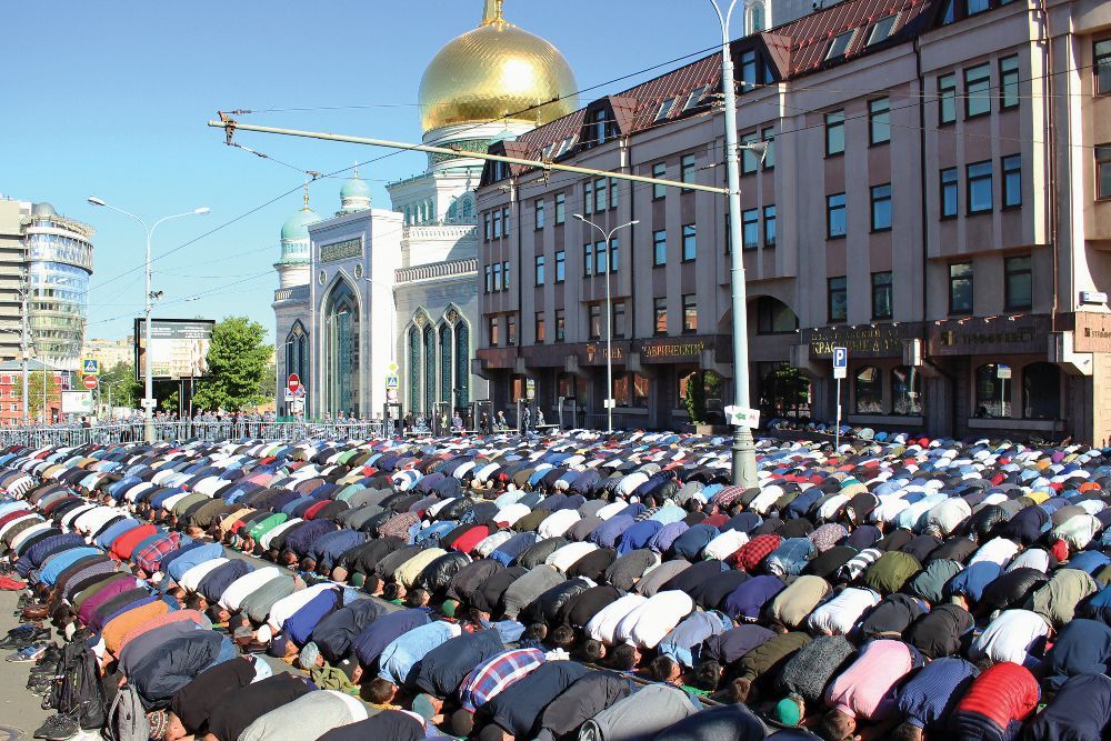Hívők imádkoznak a moszkvai nagymecset előtt 2019-ben <br> Fotó: Shutterstock