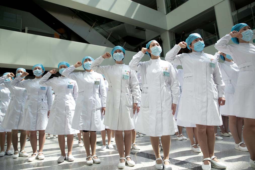 Ápolónők leteszik esküjüket az ápolók nemzetközi napja alkalmából rendezett ünnepségen tavaly májusban. <br> Fotó: MTI / EPA / YFC / Costfoto 